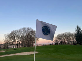 Drapeaux de golf avec votre logo Drapeau de golf : Aucun minimum mygolfstore.fr 