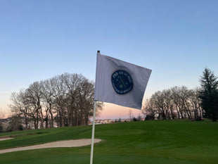 Drapeaux de golf avec votre logo Drapeau de golf : Aucun minimum mygolfstore.fr 